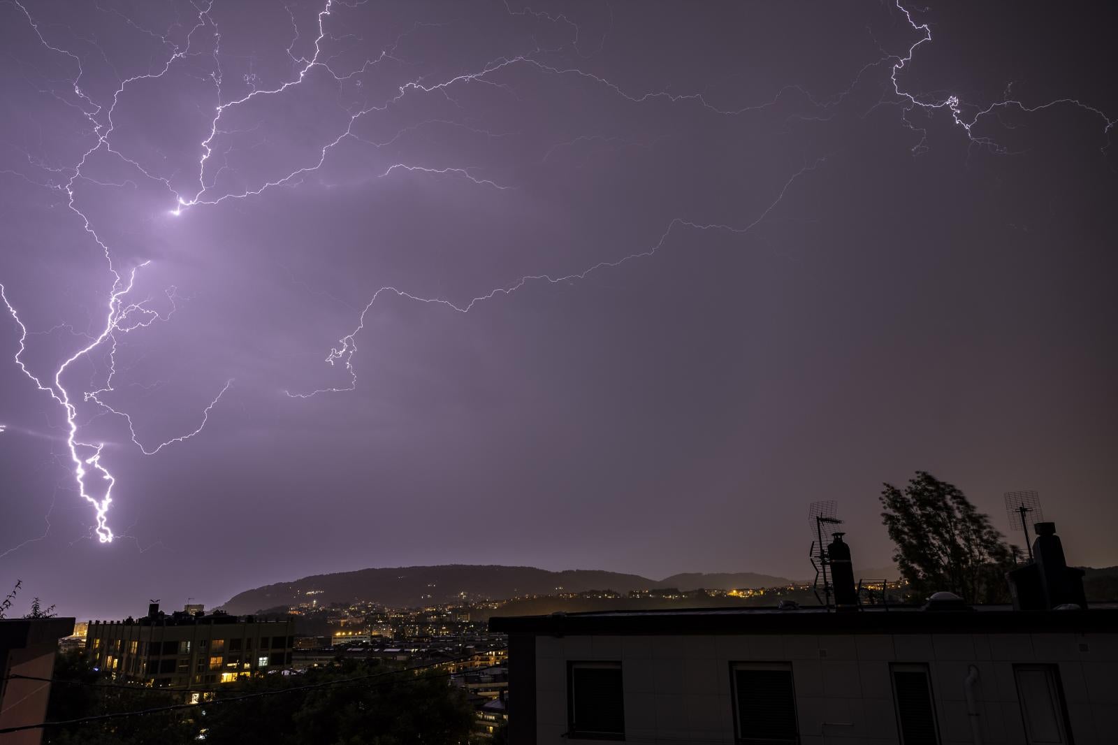 La jornada calurosa del miércoles acabó en tormenta eléctrica. 