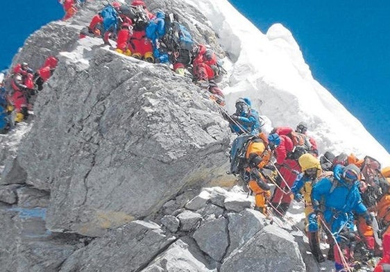 Las colas de personas para ascender al Everest se repiten un año más.