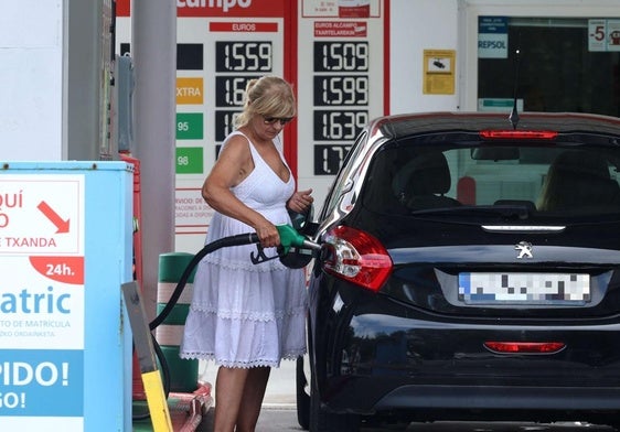 Una mujer resposta en una gasolinera de Oiartzun en abril de este año, con los precios más altos que ahora.