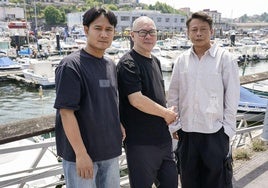 Tsai Ming-Liang, en el centro, junto a los actores Anong Hounheuangsy y Lee Kang-Sheng, en Trintxerpe.