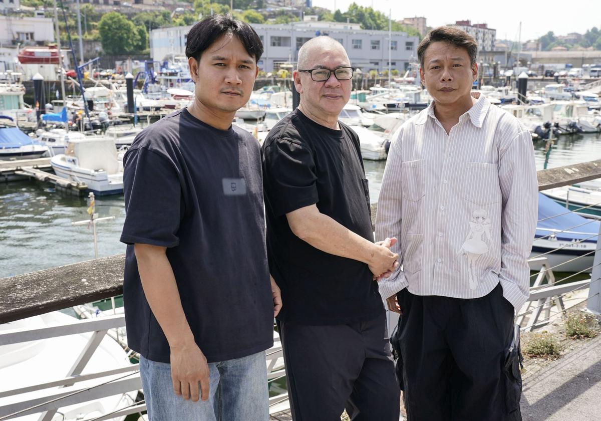 Tsai Ming-Liang, en el centro, junto a los actores Anong Hounheuangsy y Lee Kang-Sheng, en Trintxerpe.