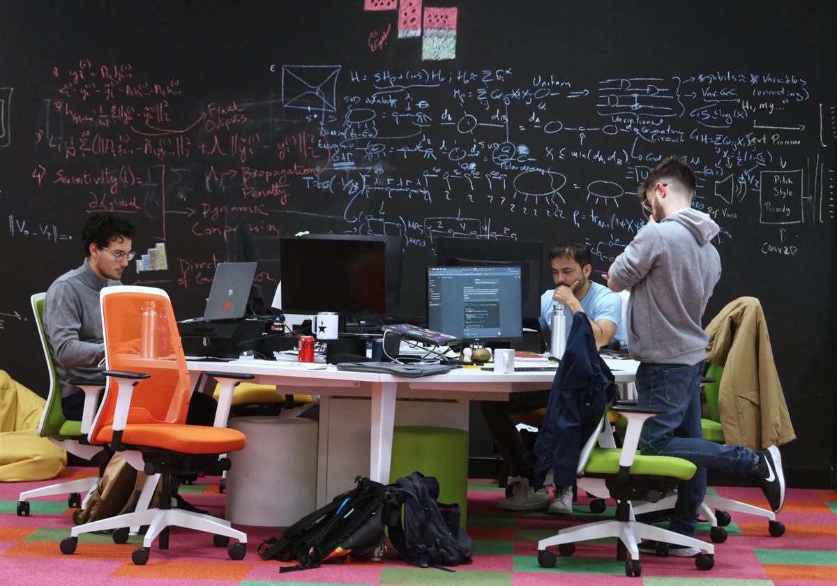 Empleados de Multiverse en la oficina de Miramon.