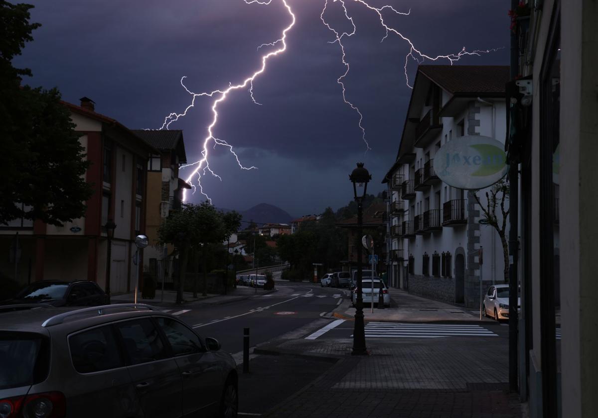 Tormenta eléctrica anoche en Irura.