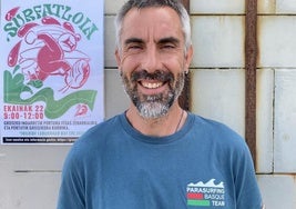 El presidente del Groseko, Eneko Aizpuru, ante el cartel anunciador del evento.