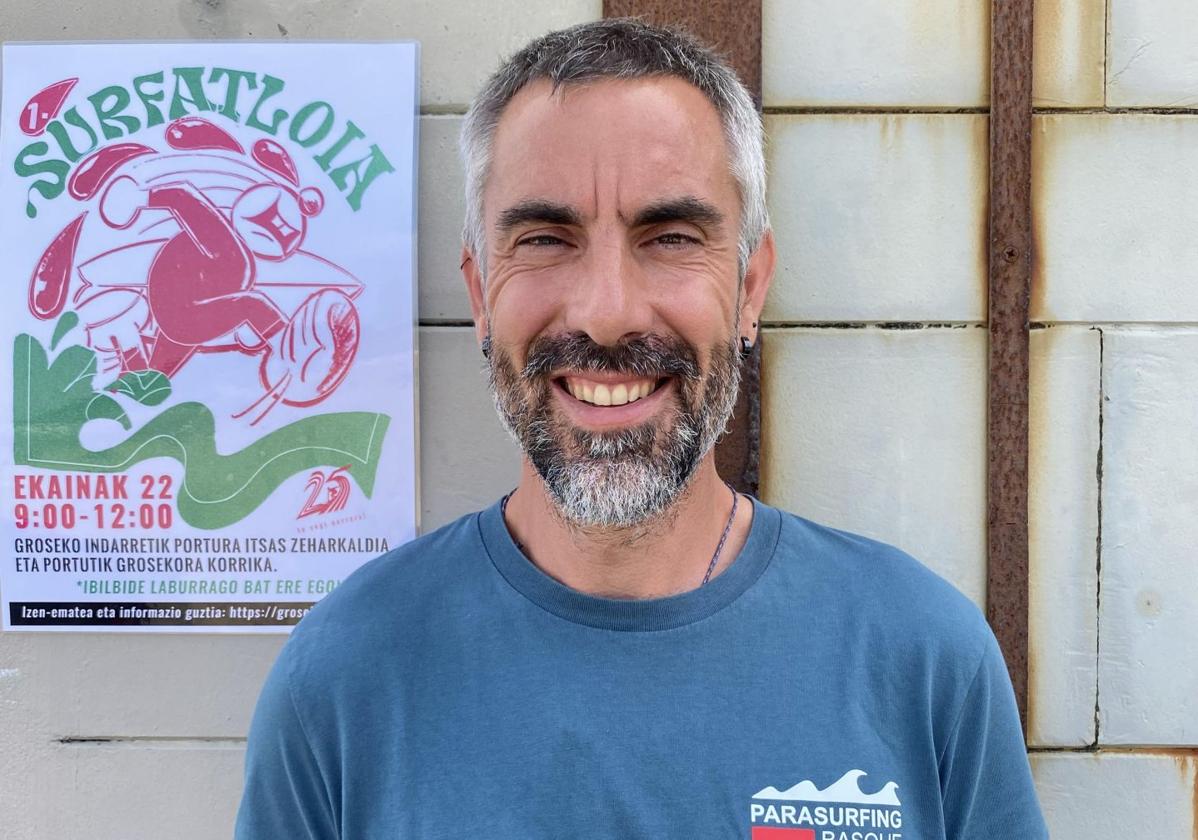El presidente del Groseko, Eneko Aizpuru, ante el cartel anunciador del evento.