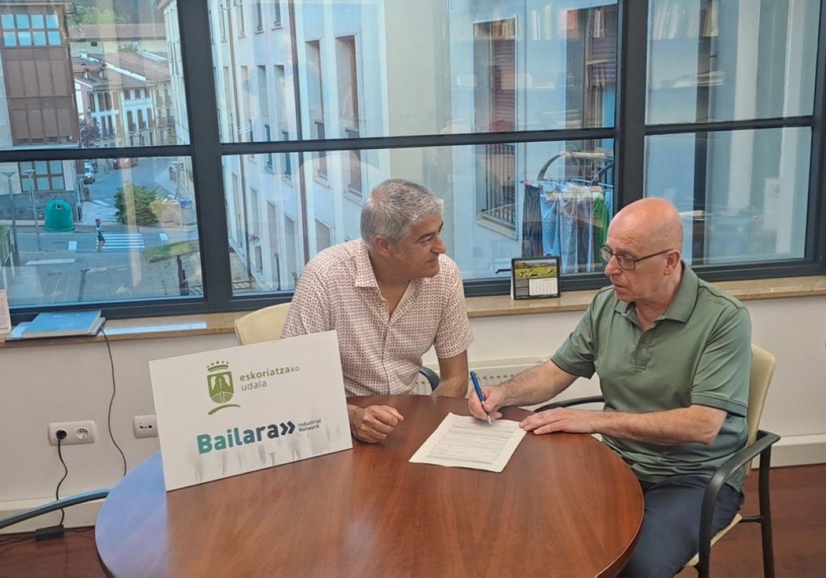 Firma del convenio de colaboracióin entre ambas entidades.