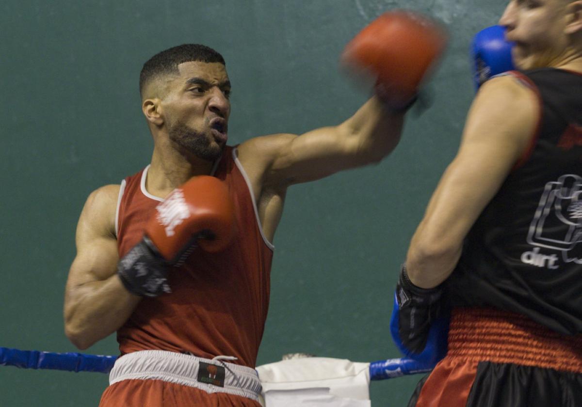 Ayoub Lamzi en su combate contra Jefferson Saritama.
