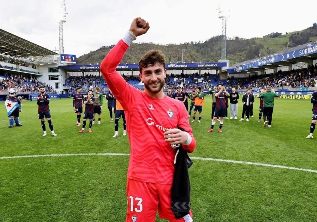Jonmi Magunagoitia saludando a la afición en Ipurua tras anotar el gol del empate ante el Oviedo.