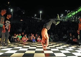Los bailes de 'break dance' cumplen diez años desde su puesta en marcha, previo a la celebración de los sanjuanes eibarreses.