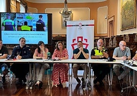 Hosteleros, representantes de Ertzaintza, Ayuntamiento y Policía Local y miembros de diferentes asociaciones de vecinos de la ciudad.
