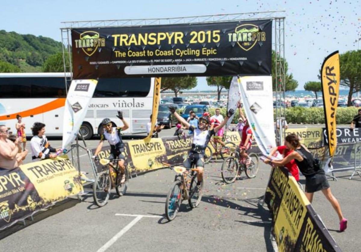 Alegría de los participantes al completar la 'Transpyr'.