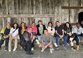 Participantes de una de las ediciones anteriores de la escuela durante una salida cultural a Igartubeiti.