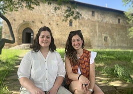 Oihane y Josune en la Antigua, donde hace 10 años bailaron como capitanas.