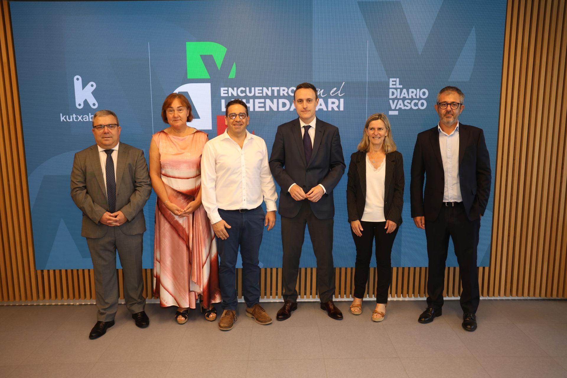 Jesús Suárez (director general de Bankoa Abanca), Elena Urbizu (directora de Luzaro), Imanol Lasa (Burukide del PNV de Gipuzkoa), Aitor Kerejeta (Amenabar Promociones), Mari Jose Aranguren Querejeta (directora general de Orkestra) y Jabier Larrañaga (director Empresas Kutxabank).