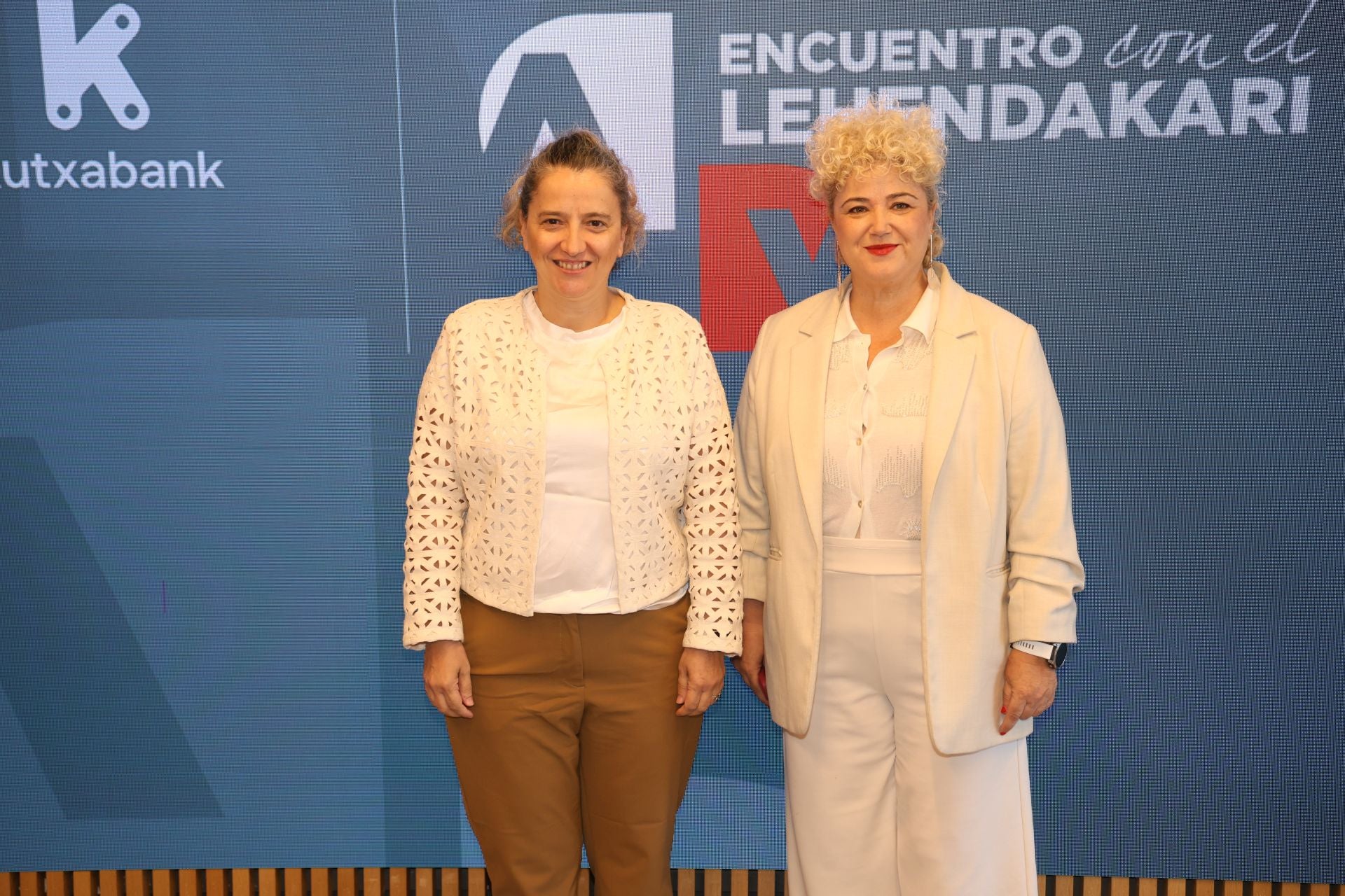 Itziar Agirre (diputada foral de Hacienda y Finanzas) junto a Maite Peña (diputada de Cuidados y Políticas sociales y segunda teniente de diputada General).