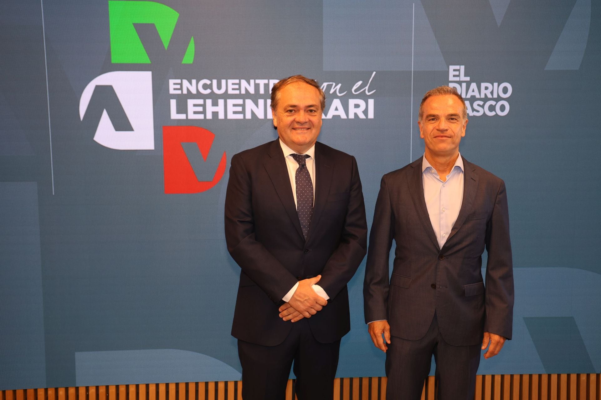 Jokin Aperribay (presidente de la Real Sociedad) junto a José Ramón Fernández de Barrena (presidente del Grupo Uvesco).