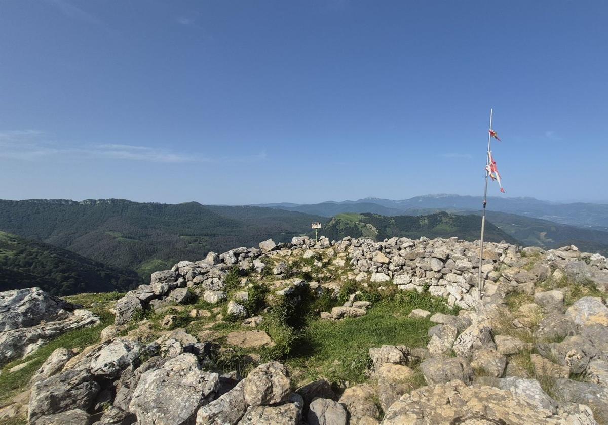 Muro que ubica uno de los espacios queformaba parte el castillo de Ausa Gaztelu. Las vistas espectaculares