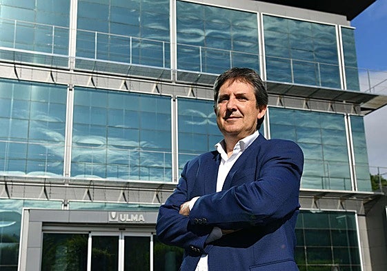 Iñaki Gabilondo, director general de Grupo Ulma, ante la sede en Oñati