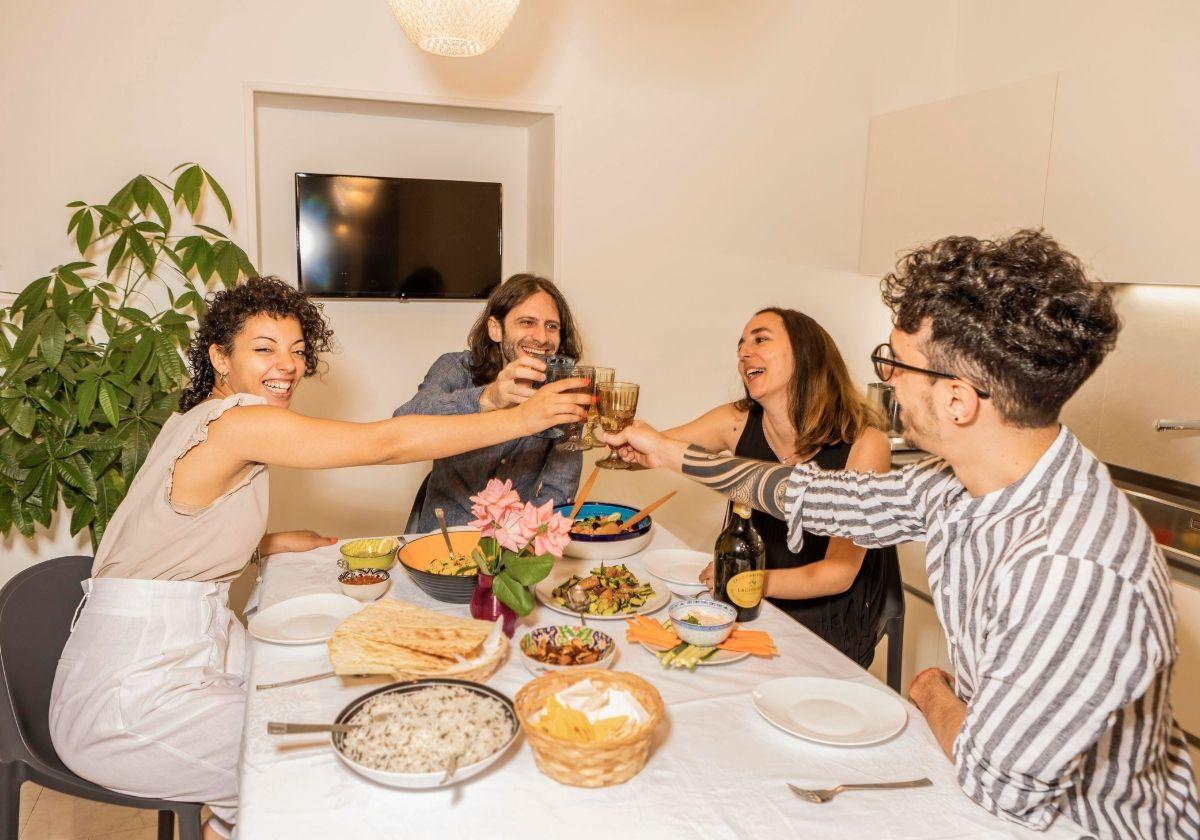 El motivo por el que no invitas a amigos a cenar a casa, según un arquitecto