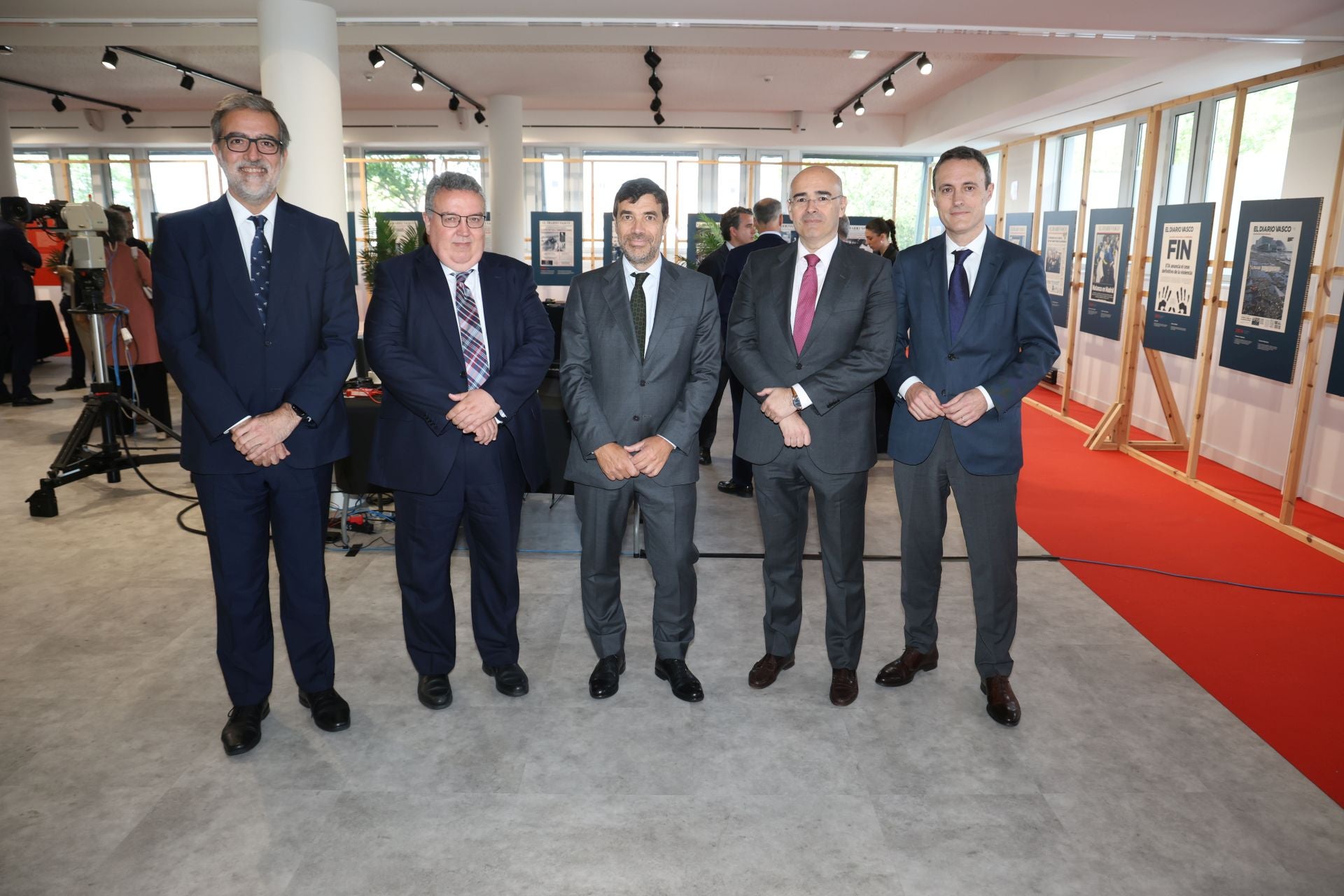 Fernando del Hoyo, Aitor Aranburu, Antón Arriola, Eduardo Ruiz de Gordejuela y Jabier Larrañaga, de Kutxabank, tras escuchar al lehendakari.