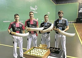 Larrañaga, Urriza, Aldabe y Barrenetxea IV en Galarreta durante la elección de material.