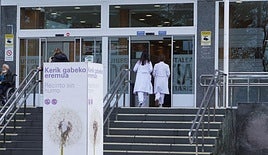 Sanitarios entran en el Hospital Donostia