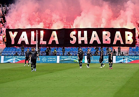 Los jugadores del Al-Shabab celebran un gol en un partido de la Saudi Pro League.