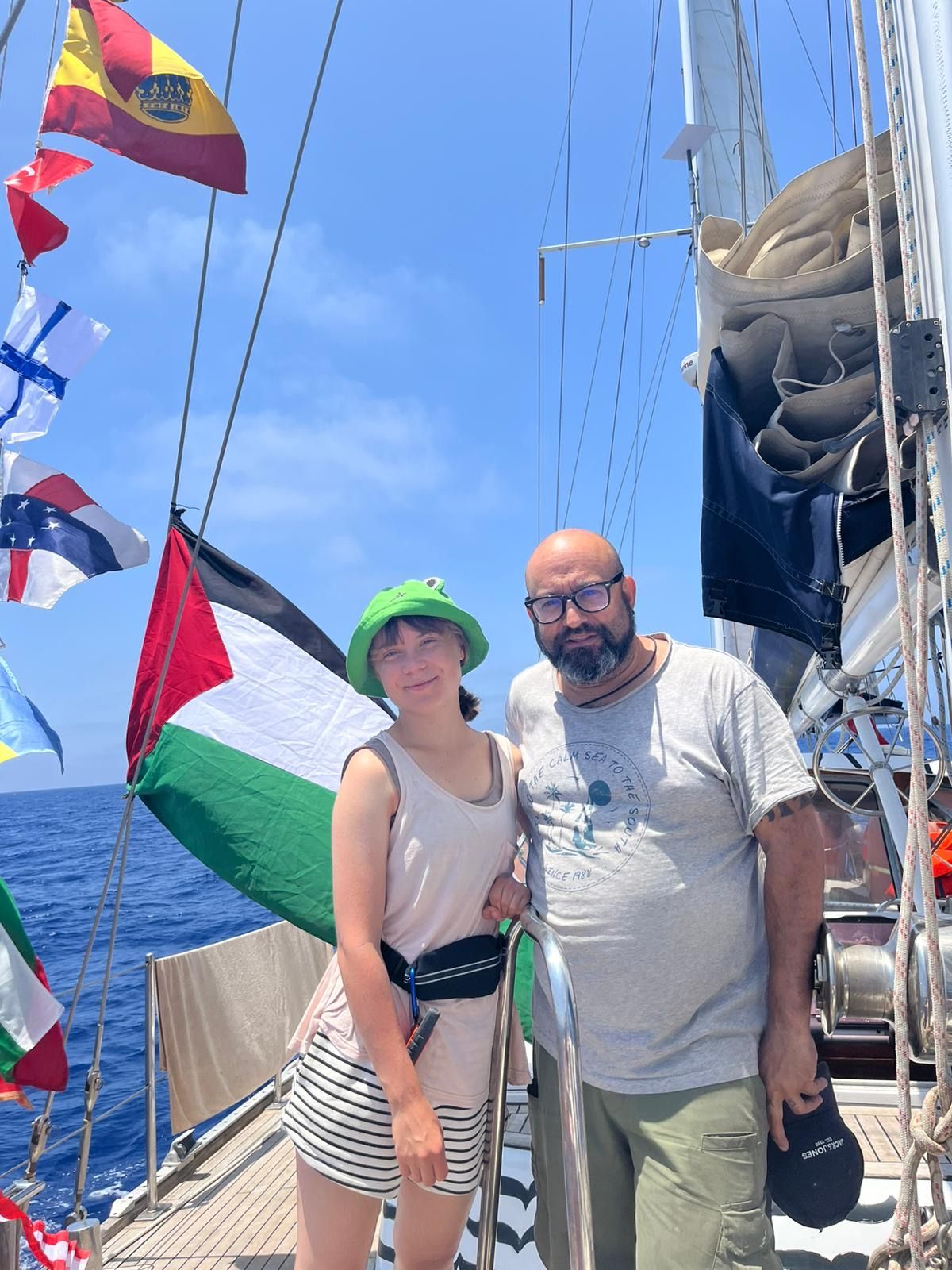 El donostiarra Sergio Toribio posa con Greta Thunberg a bordo del Madleen.