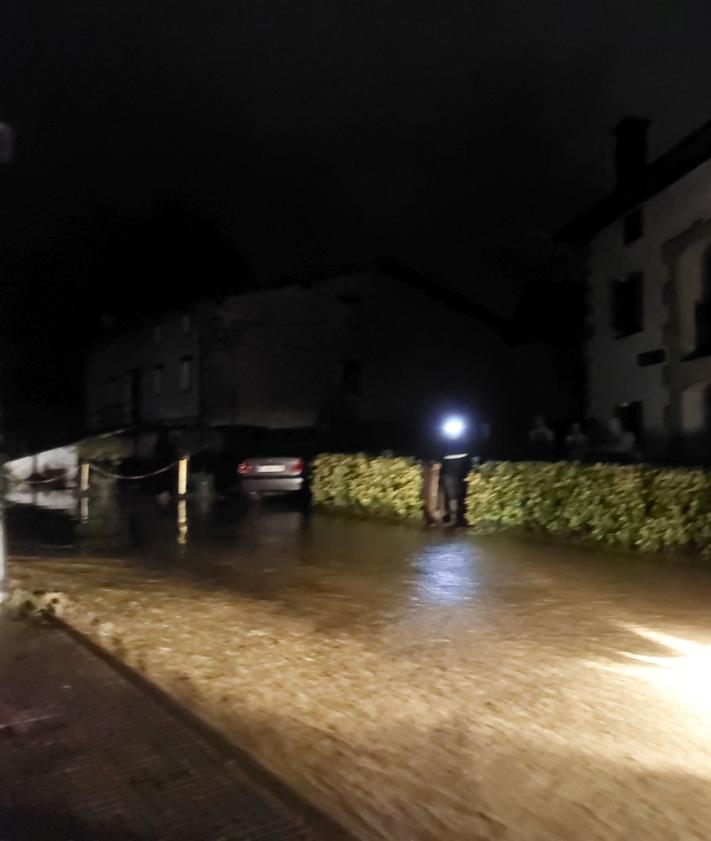 Imagen secundaria 2 - Inundaciones en Lazkao.