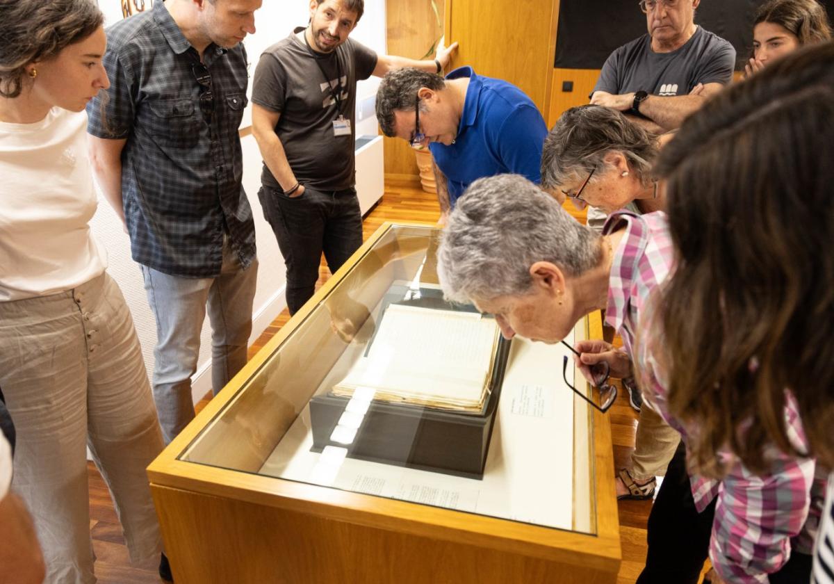 Reliquias.Se expusieron documentos como el relativo al concierto económico de 1878.