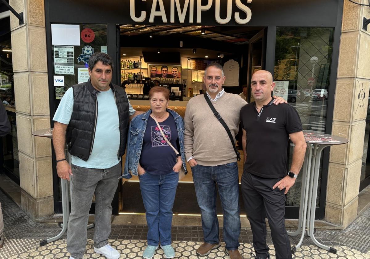 Los hermanos Juan Miguel, Alberto y Txema Vicente, con su madre, María José Sanz, dueños de los bares Campus.