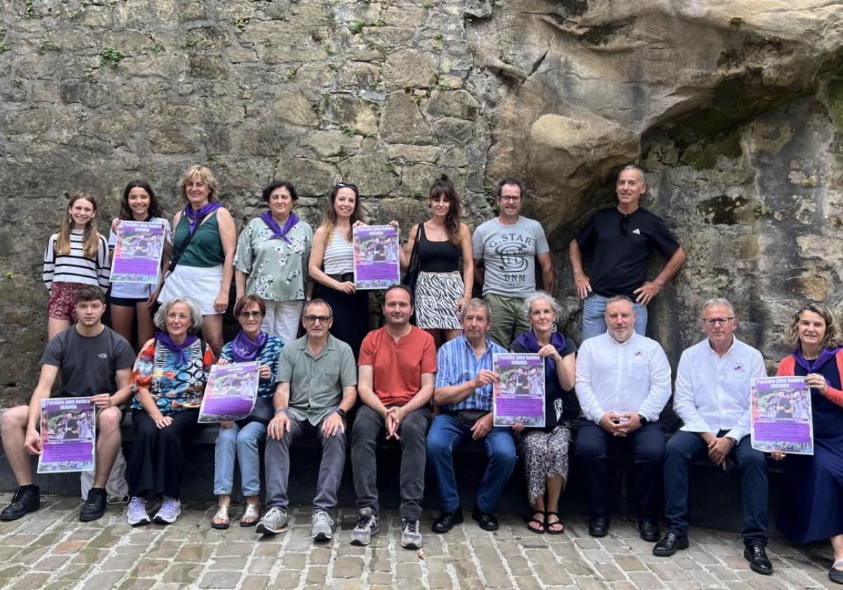 Autoridades y representantes de distintas entidades en la presentación del acto celebrada este viernes en Pasai San Pedro.