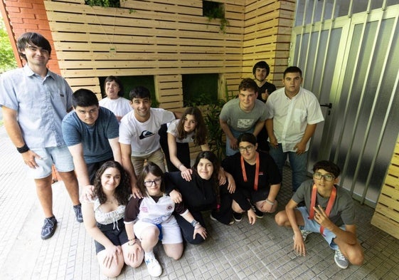 El grupo encargado de diseñar y montar la entrada posa frente a la misma.