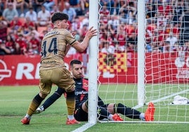 Gorosabel colabora para marcar el 0-1 ante el Nástic