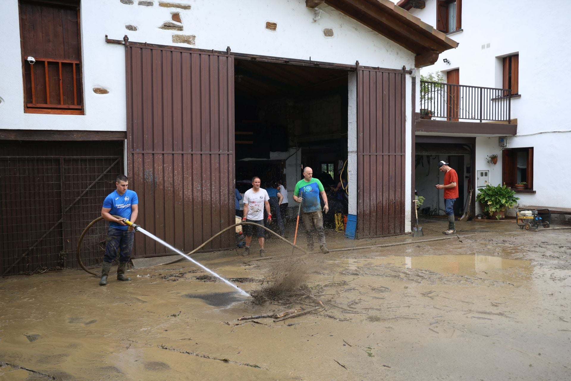 Las imágenes de los desperfectos que deja la tromba de agua en Tolosaldea y Goierri