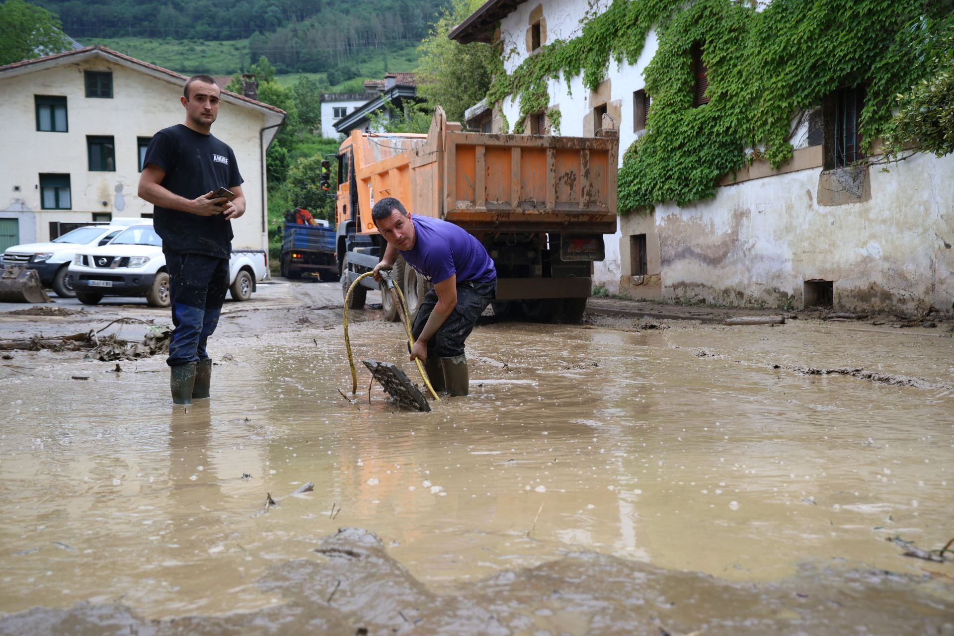 Las imágenes de los desperfectos que deja la tromba de agua en Tolosaldea y Goierri