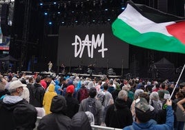 A pesar de la tromba de agua, los integrantes de DAM, representar al pueblo palestino, han animado al público.