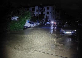Las fuertes precipitaciones inundaron calles y dificultaron el tráfico en las carreteras.