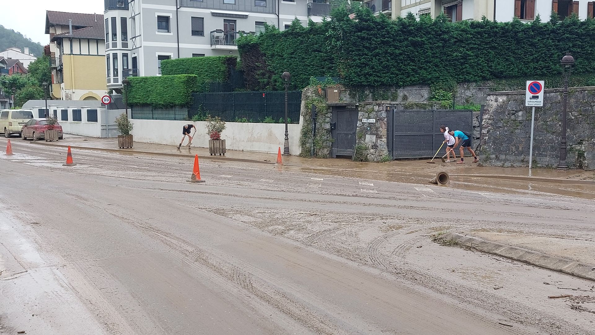 Estado de las calles de Irura este sábado por la mañana