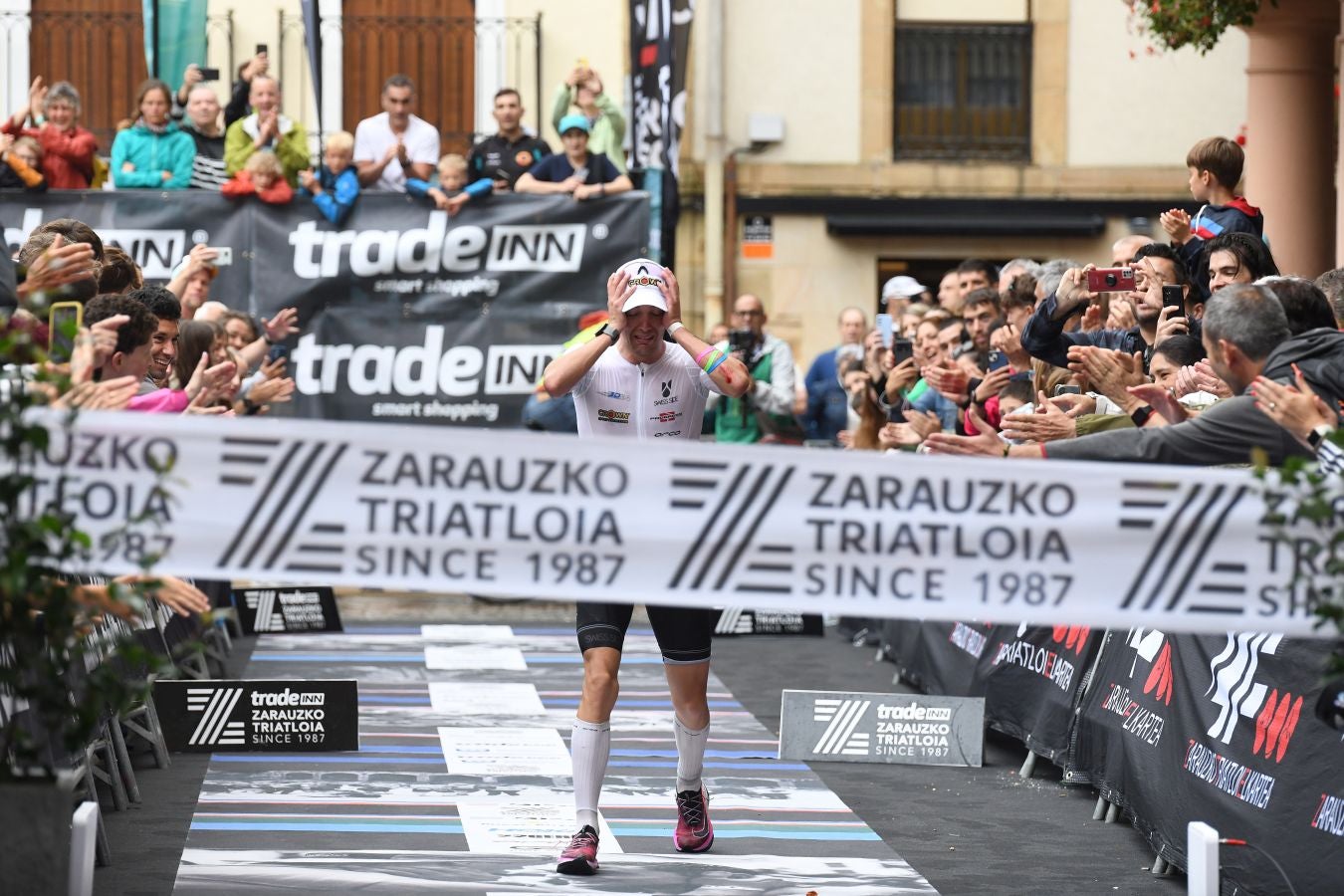 La lluvia no detiene a Montiel y Siffert en el triatlón de Zarautz