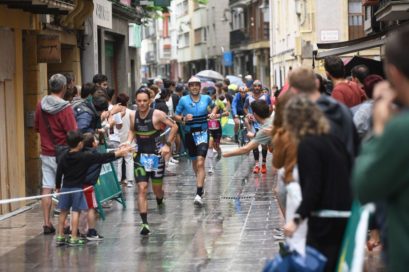 La lluvia no detiene a Montiel y Siffert en el triatlón de Zarautz