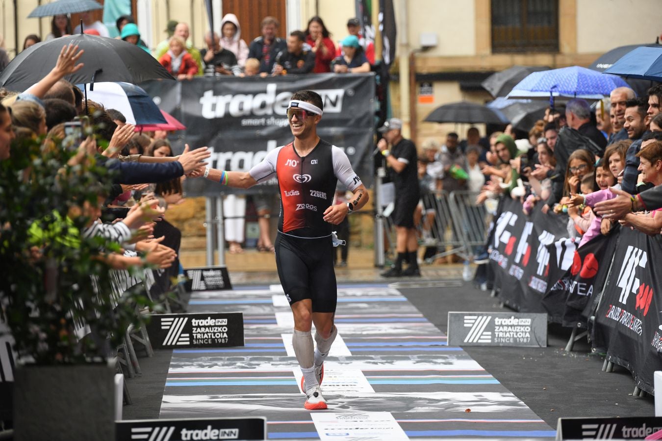 La lluvia no detiene a Montiel y Siffert en el triatlón de Zarautz