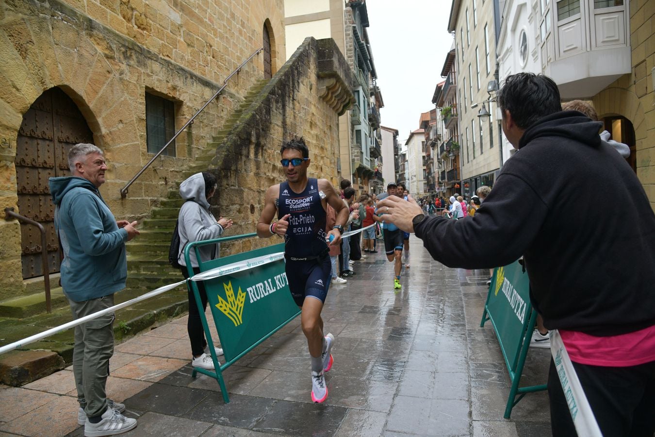 La lluvia no detiene a Montiel y Siffert en el triatlón de Zarautz