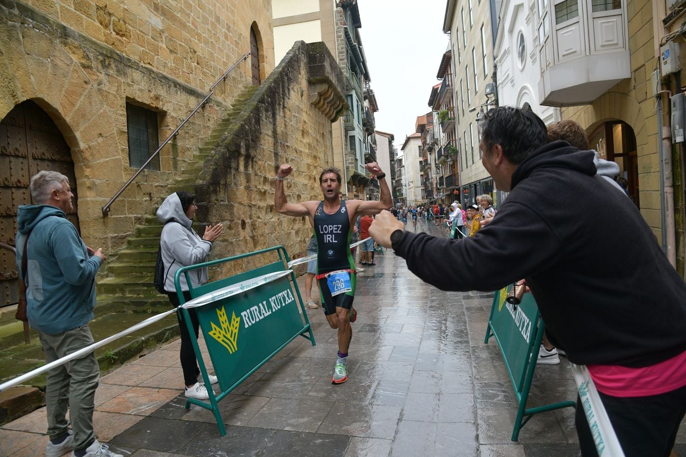 La lluvia no detiene a Montiel y Siffert en el triatlón de Zarautz