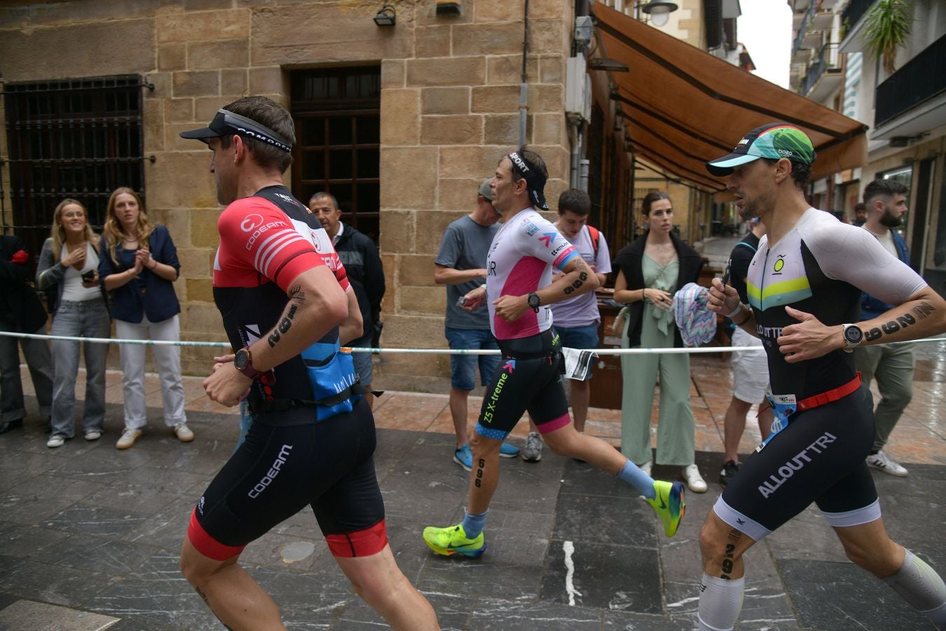 La lluvia no detiene a Montiel y Siffert en el triatlón de Zarautz
