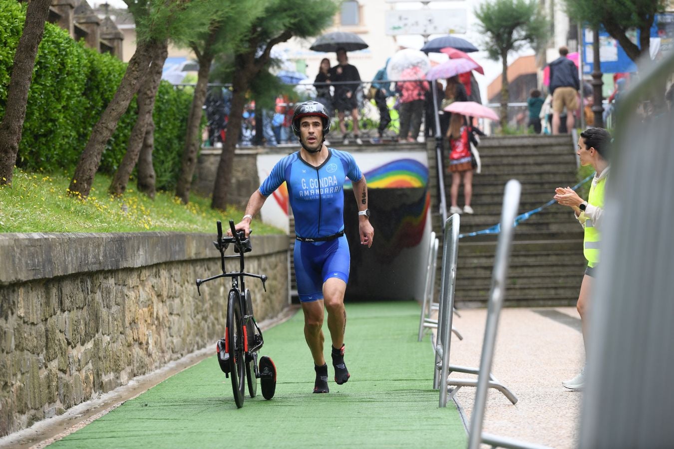 La lluvia no detiene a Montiel y Siffert en el triatlón de Zarautz