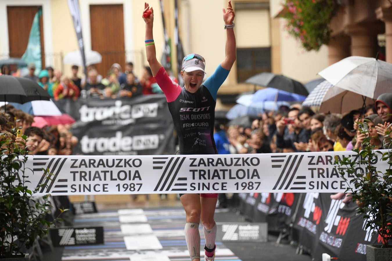 La lluvia no detiene a Montiel y Siffert en el triatlón de Zarautz