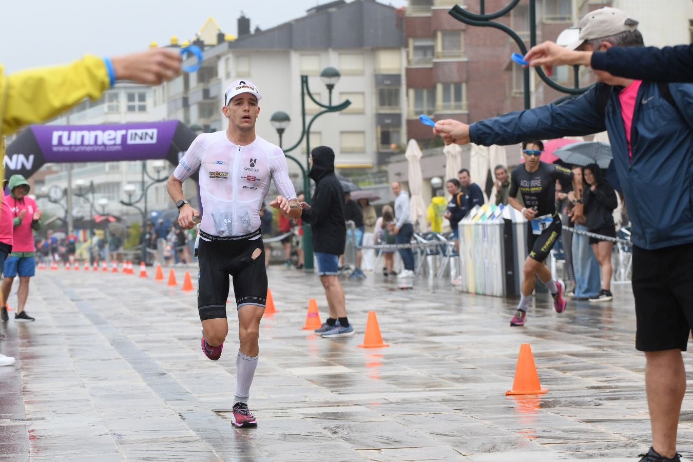 La lluvia no detiene a Montiel y Siffert en el triatlón de Zarautz