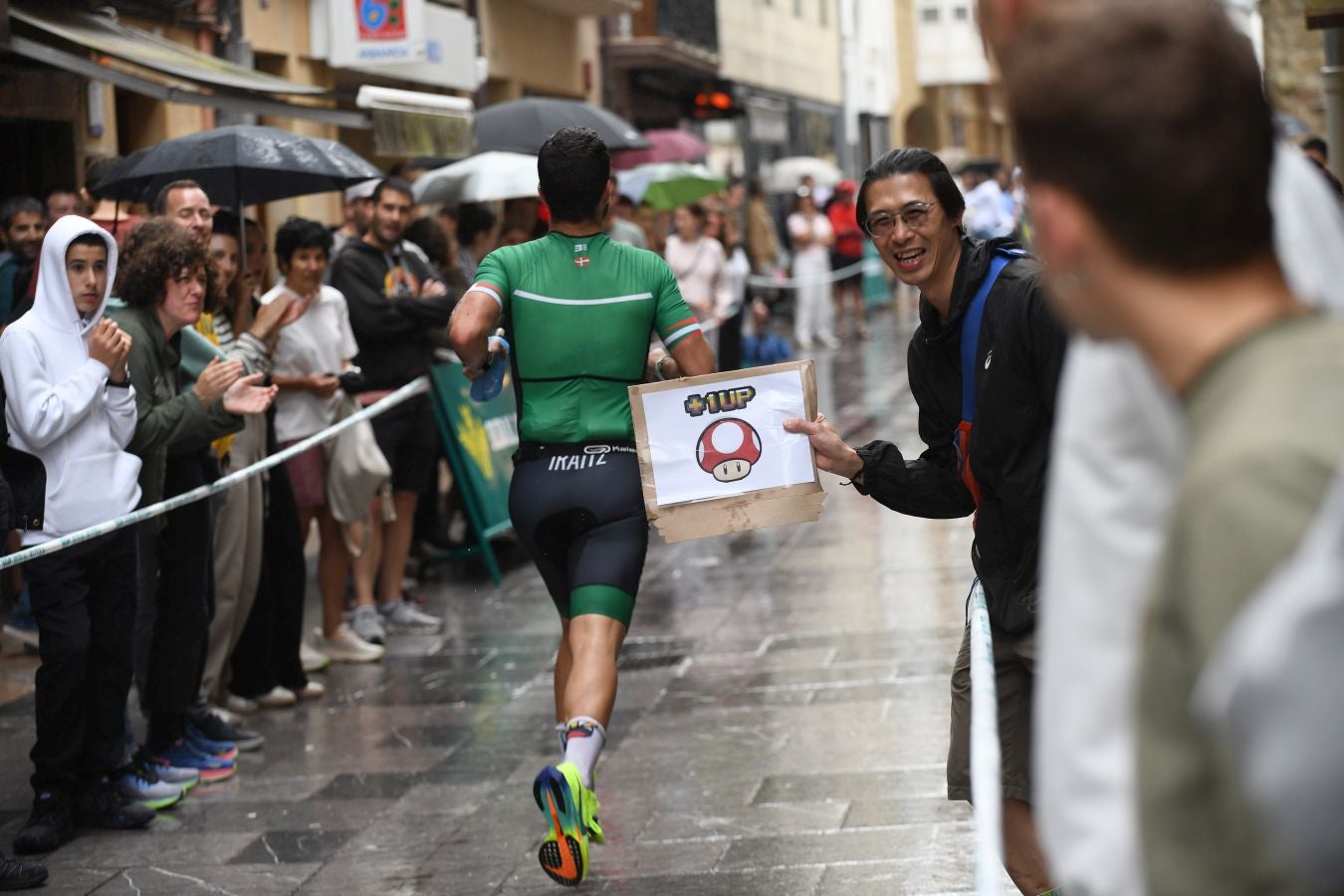La lluvia no detiene a Montiel y Siffert en el triatlón de Zarautz