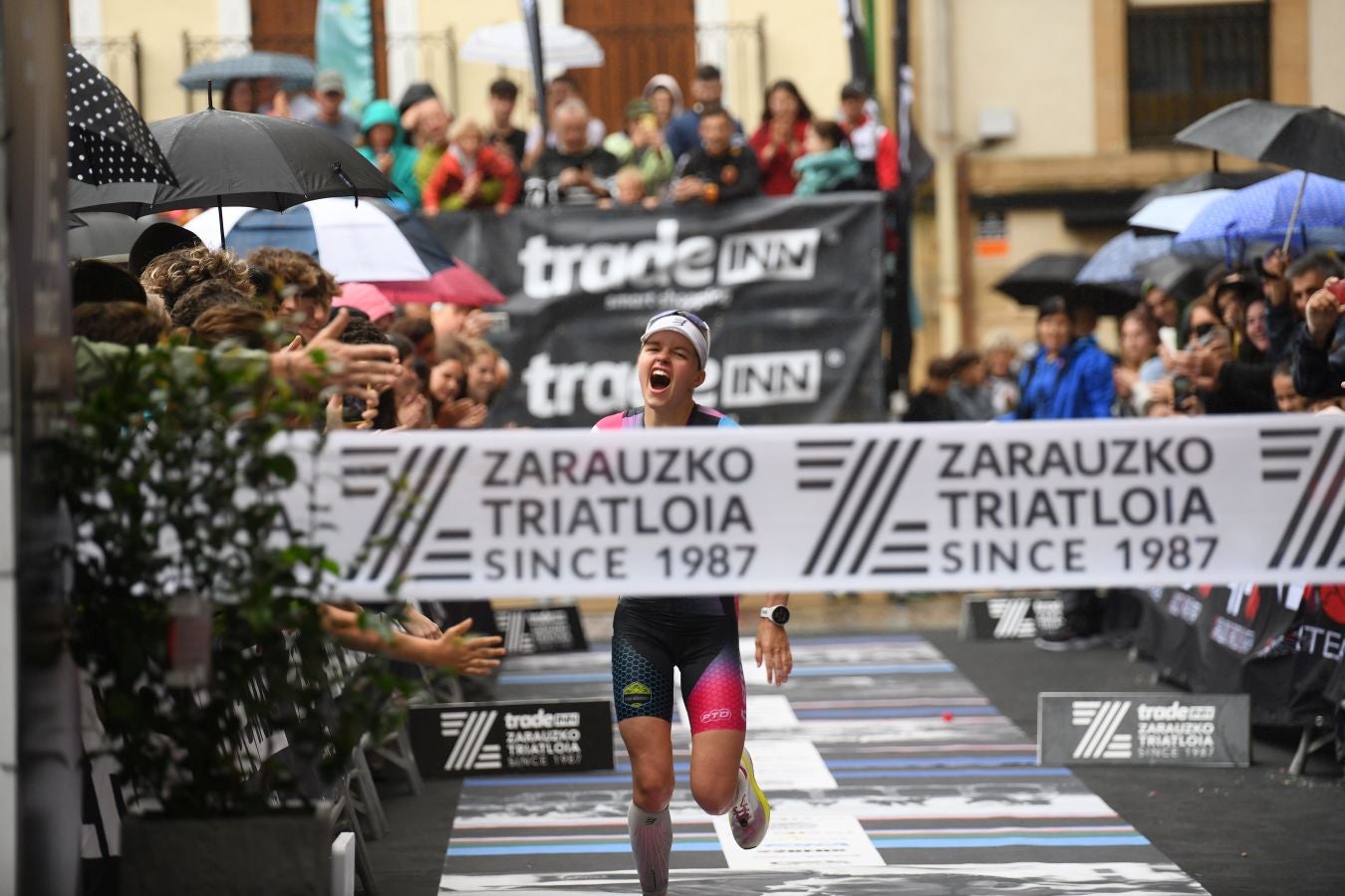 La lluvia no detiene a Montiel y Siffert en el triatlón de Zarautz